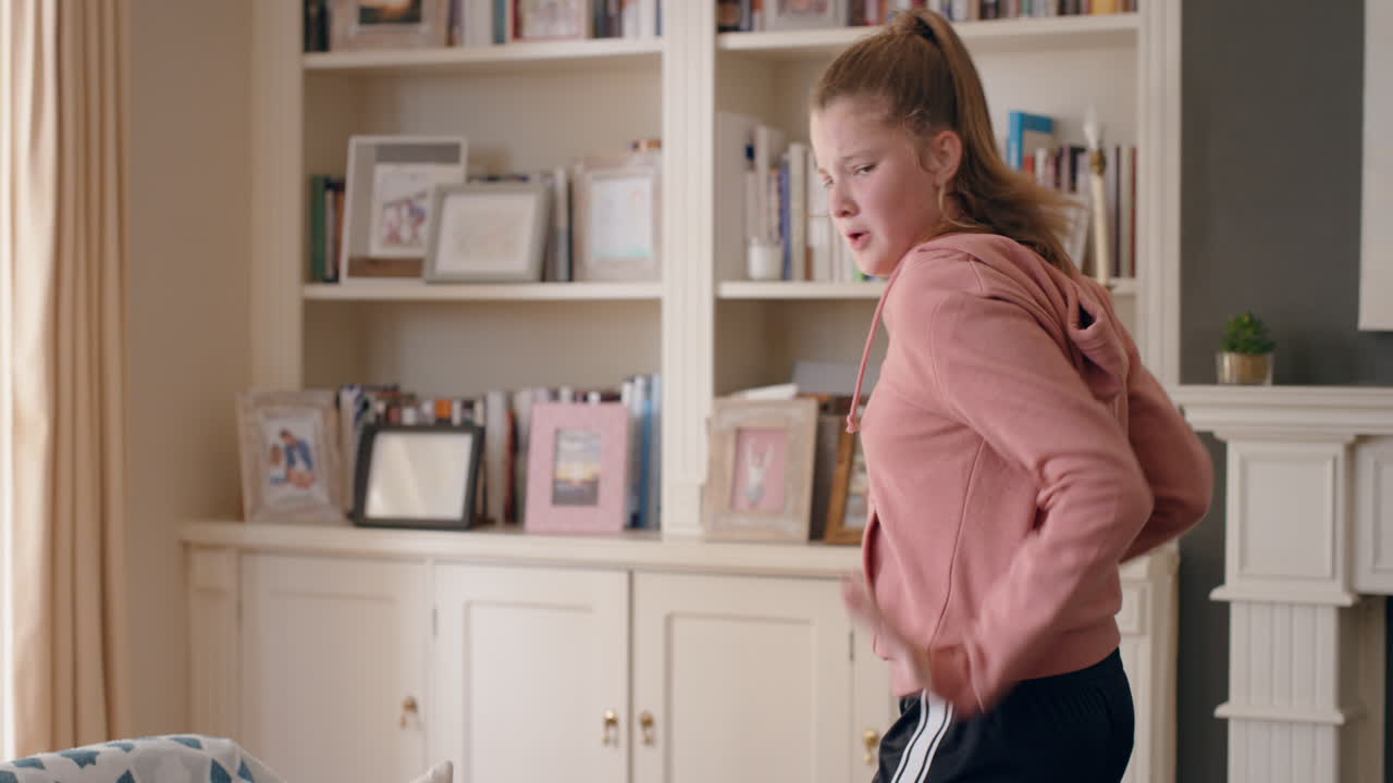 una adolescente feliz bailando en casa divirtiéndose celebrando con movimientos de baile geniales disfrutando de la libertad el fin de semana 4k