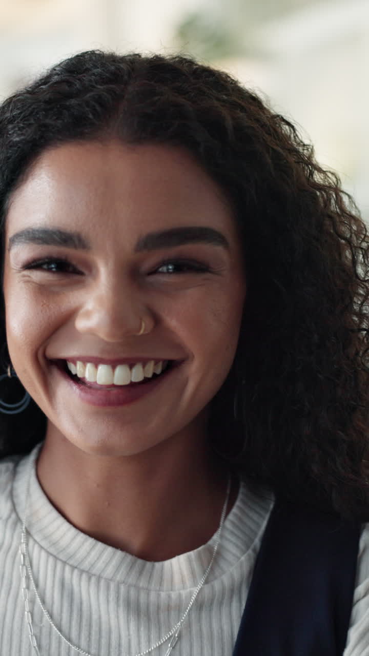 retrato de una mujer sonriente con el cabello rizado