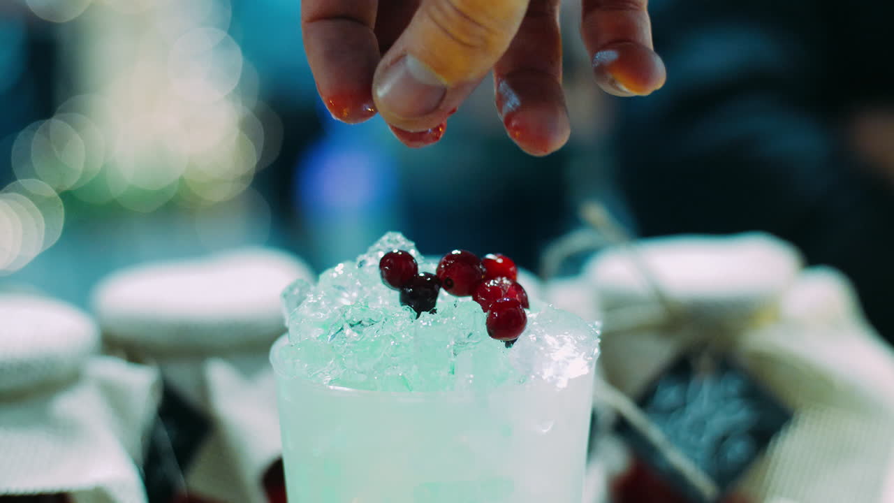 잔 에 얼음 을 넣은 상쾌 한  ⁇ 은 수박 음료. 베리  ⁇ 테일을 만드는 바맨