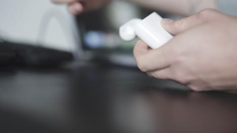 una mano de cerca abriendo un estuche de auriculares para escuchar música