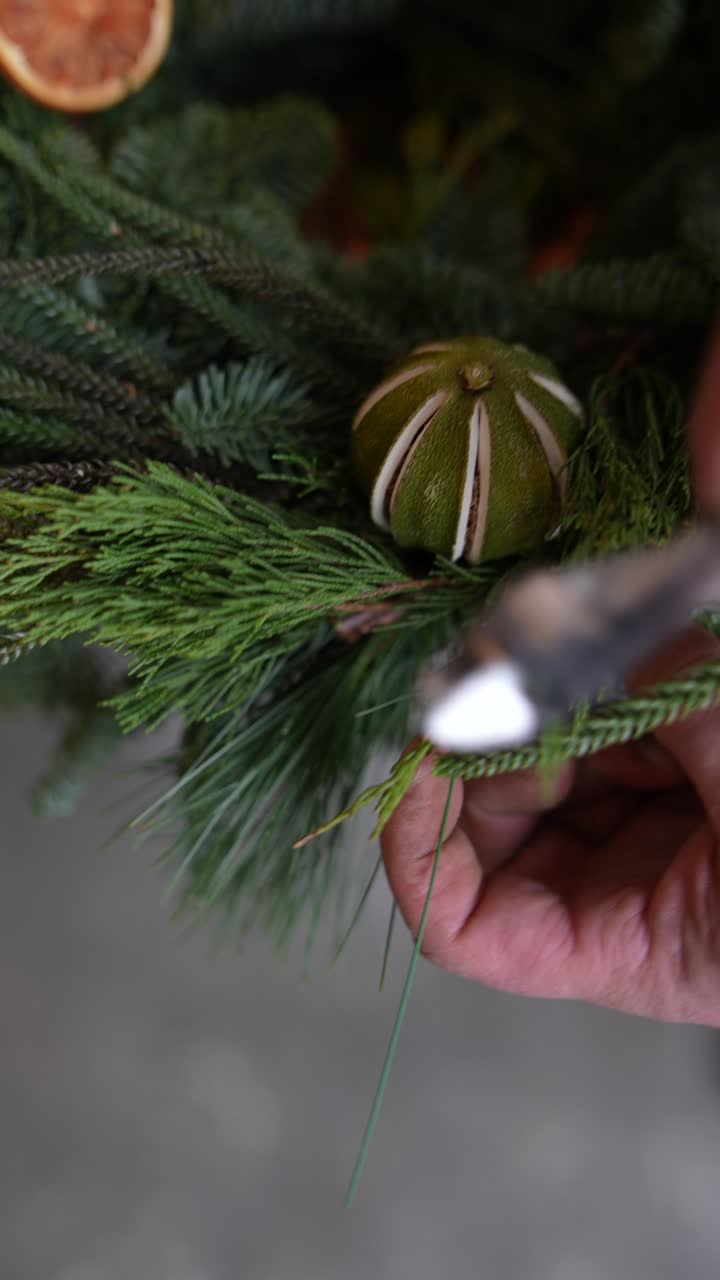 사탕수수 와 상록색 으로 크리스마스 꽃받침 을 만드는 것