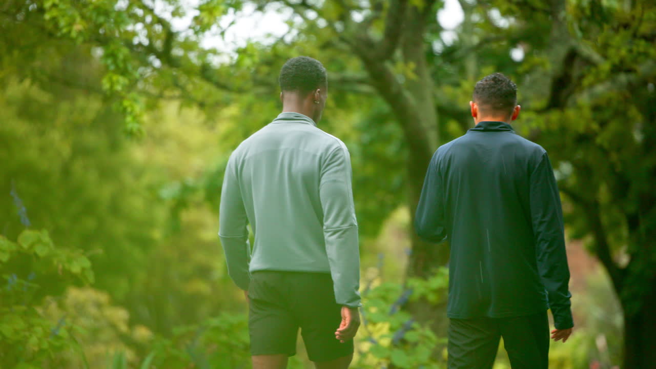 두 남자가 공원에서 고 있다.