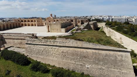 馬耳他地中海島的馬諾埃爾堡 (fort manoel),從首都瓦萊塔 (valletta) 的空中景觀,在夏天