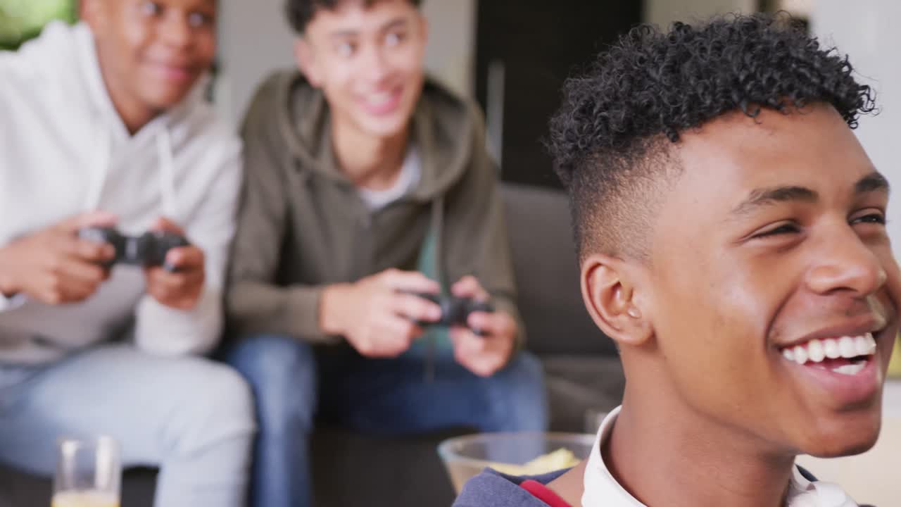 행복 한 다양한 남성 십대 친구 들 이 집 에서 비디오 게임 을 즐기고, 느린 동작