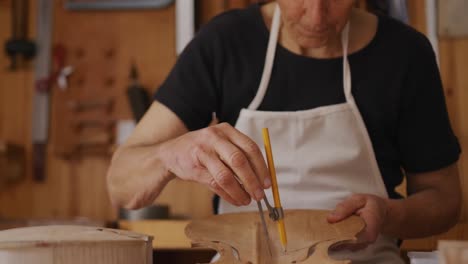 Gitarrenbauerin-Bei-Der-Arbeit-In-Ihrer-Werkstatt