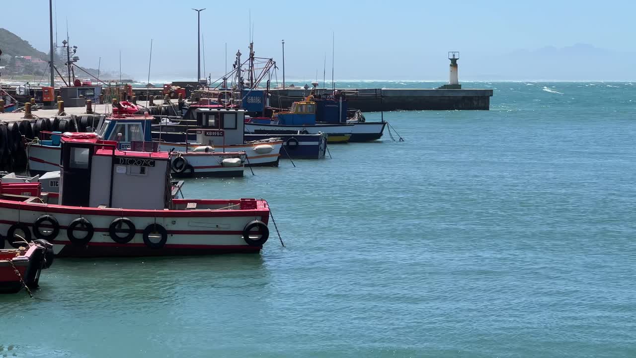 barcos de pesca en el puerto de la bahía de kalk