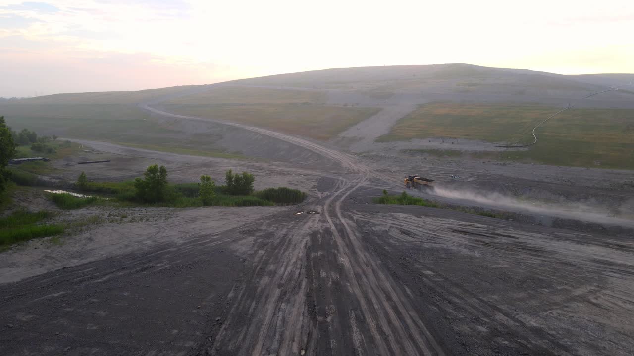 vista aérea de un sitio de construcción de carretera de tierra con camiones y maquinaria pesada en un área rural, michigan, ee.uu.