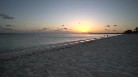 lapso de tiempo del atardecer en la playa de siete millas en las islas gran caimán