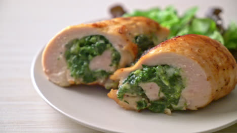 pechuga de pollo al horno rellena de queso y espinacas