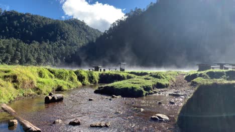 Imágenes-De-Un-Pequeño-Arroyo-Junto-Al-Lago-Zempoala-En-El-Centro-De-México