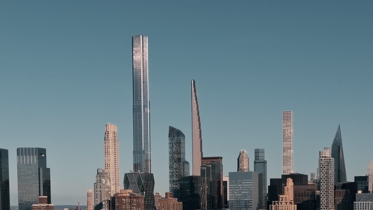 Skyline di New York con edifici alti e cielo sereno