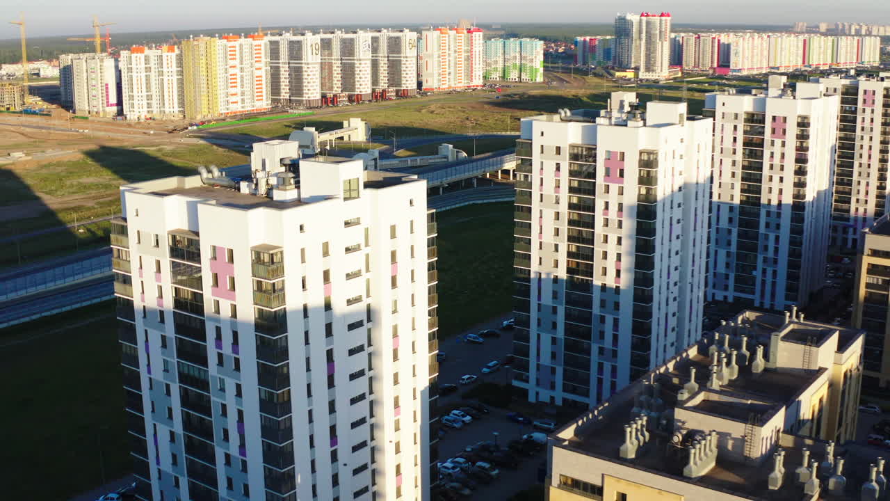 vista aérea de modernos edificios de apartamentos en una ciudad