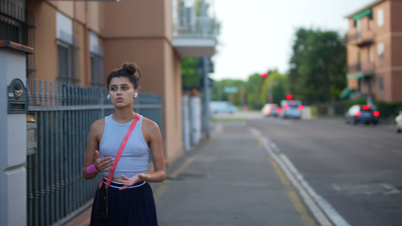 mujer joven caminando en un entorno urbano