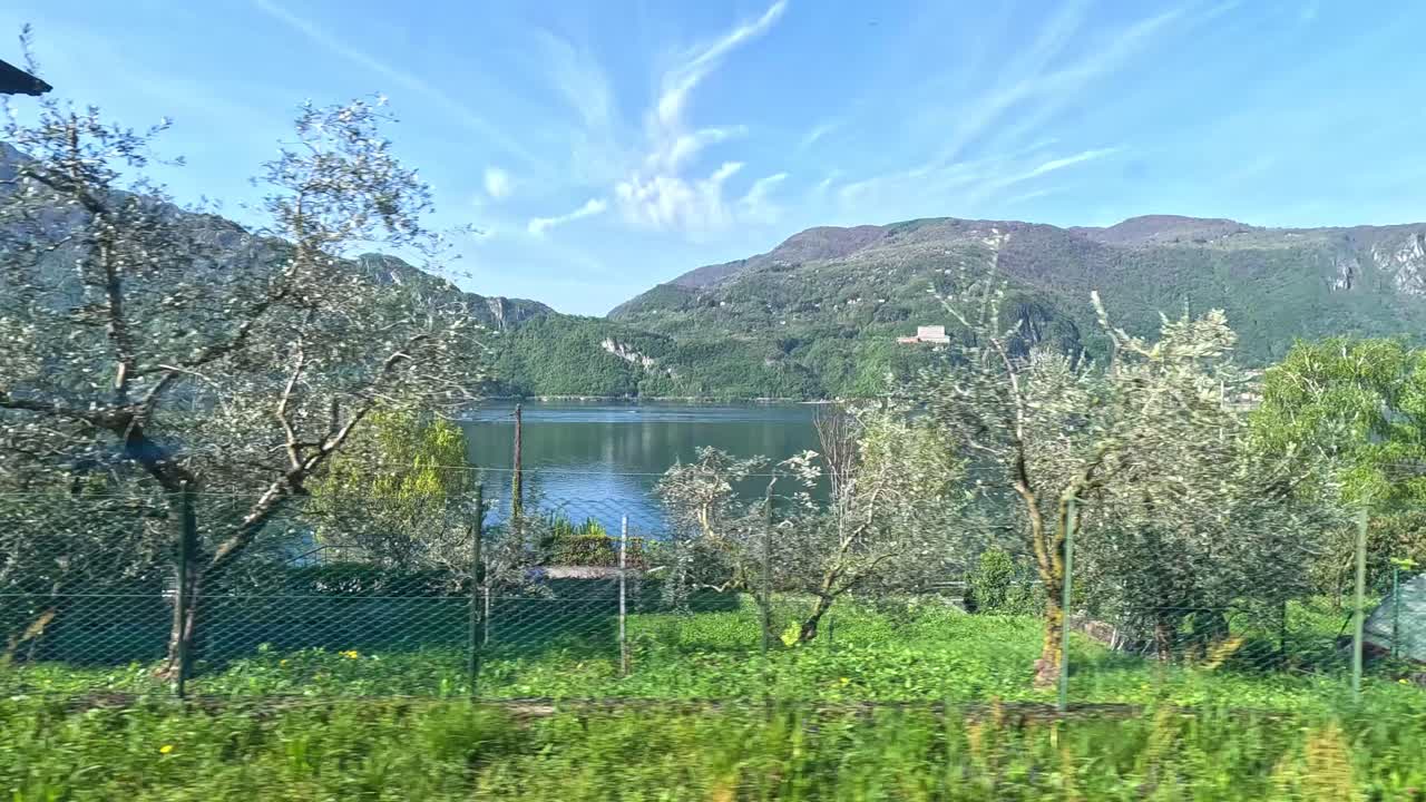 una pintoresca vista de varenna y el lago como