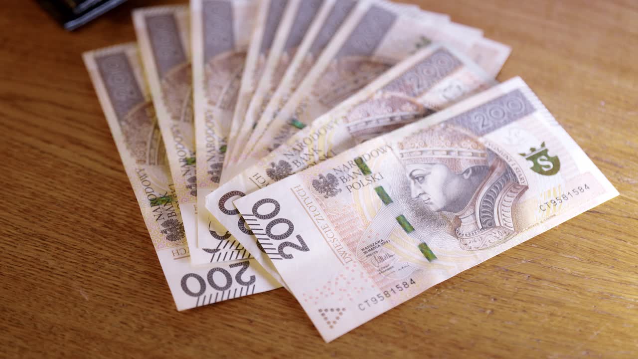 деньги лежали на столе рядом с кошельком, большая сумма польских наличных