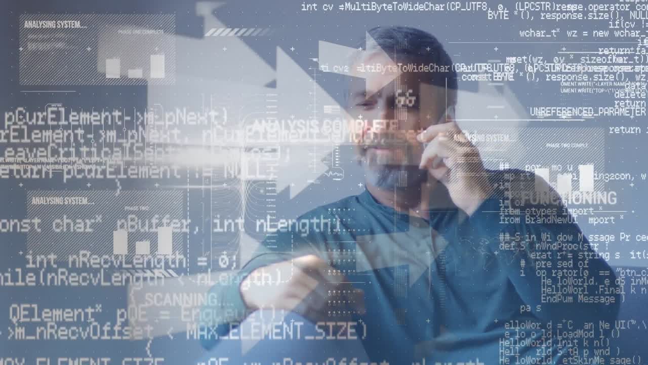 procesamiento de datos contra el anciano caucásico hablando en el teléfono inteligente sentado en el sofá en casa