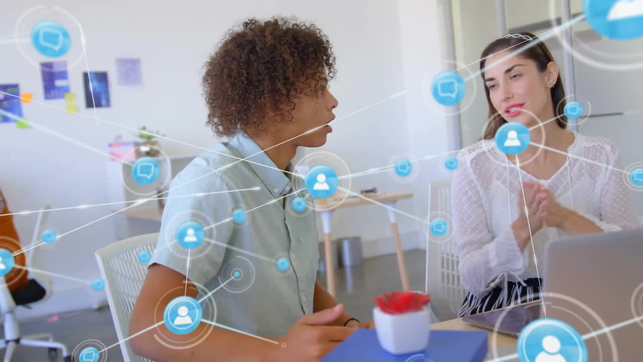 animación de la red de conexiones con iconos sobre diversos colegas discutiendo el trabajo en la oficina