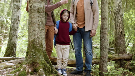 familia feliz caminando en la naturaleza