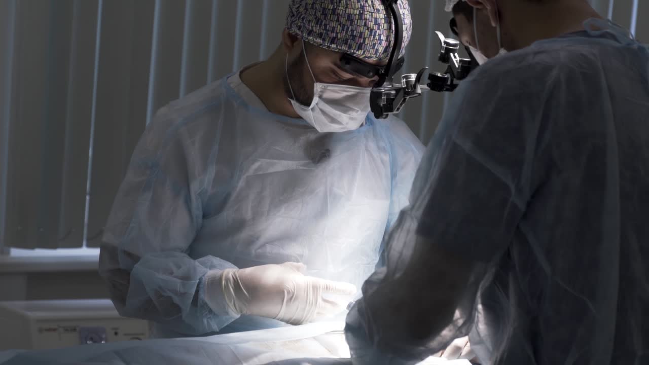 cirujanos que realizan un procedimiento quirúrgico