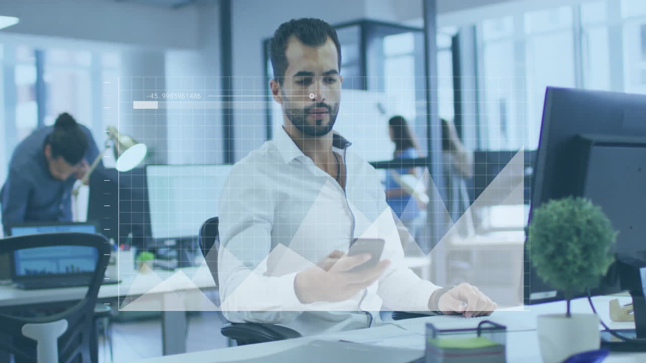 animación del procesamiento de datos financieros sobre empresario biracial usando teléfono inteligente en la oficina.