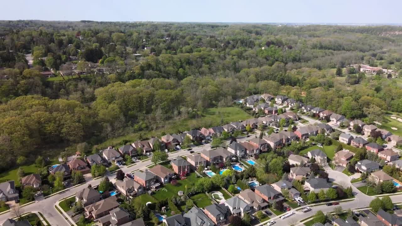 toma aérea orbitando sobre el soleado barrio de summer hamilton