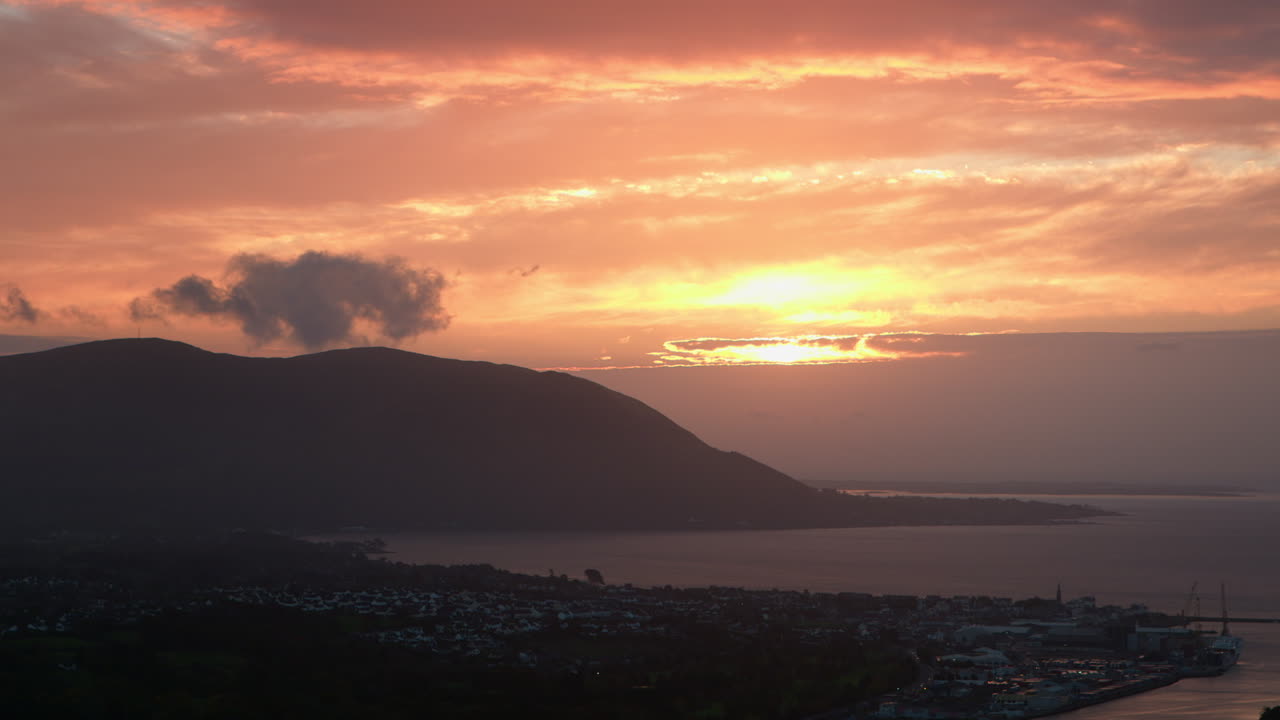 뉴리 근처의 패 ⁇  힐에 있는 플래그스타프 전망대에서 워렌포인트 위의 해가 뜨는 모습