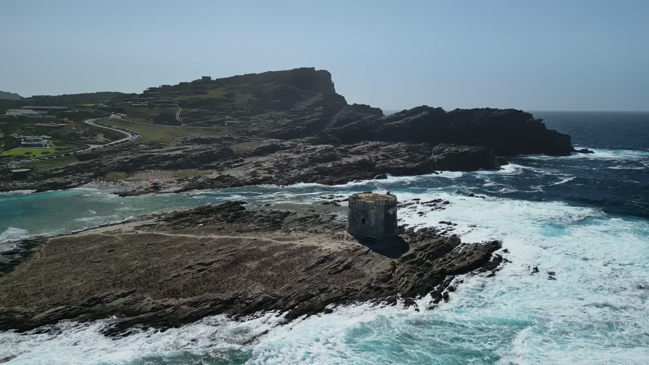 las olas se blanquean en la torre de la pelosa, en cerdeña