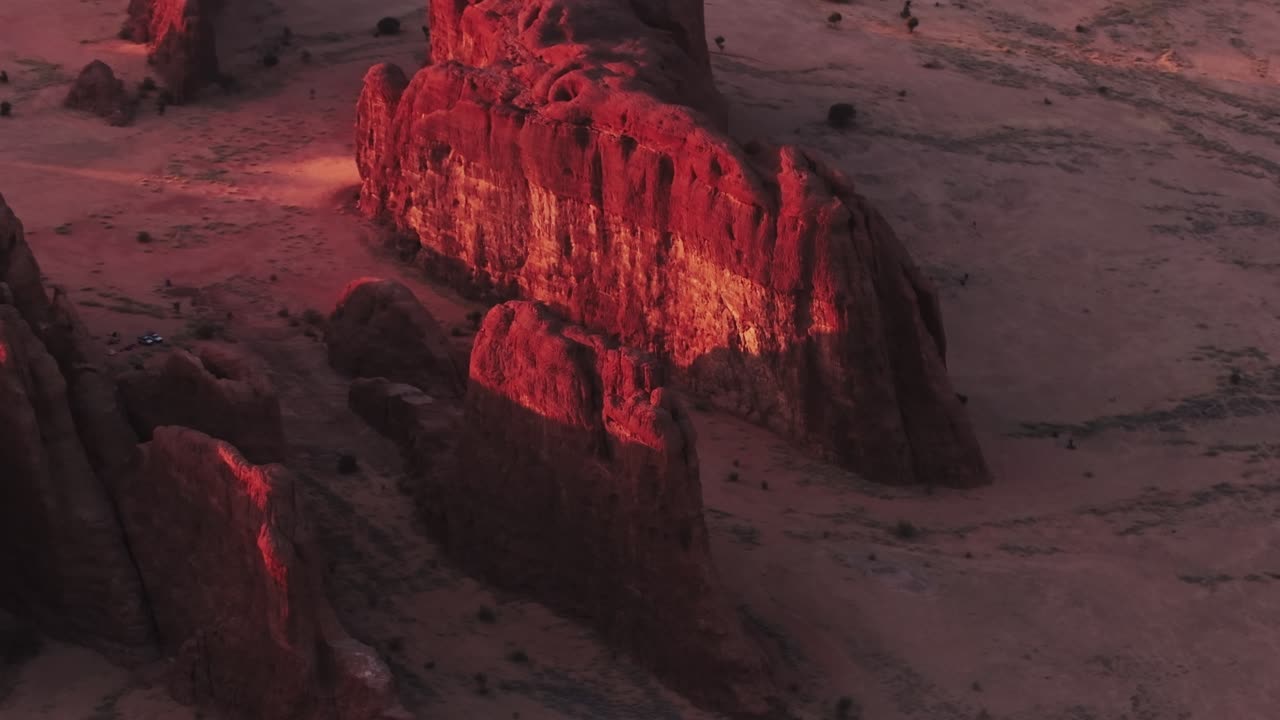 Vista aerea con drone di una catena montuosa nelle dune di sabbia nel deserto del Sahara al tramonto