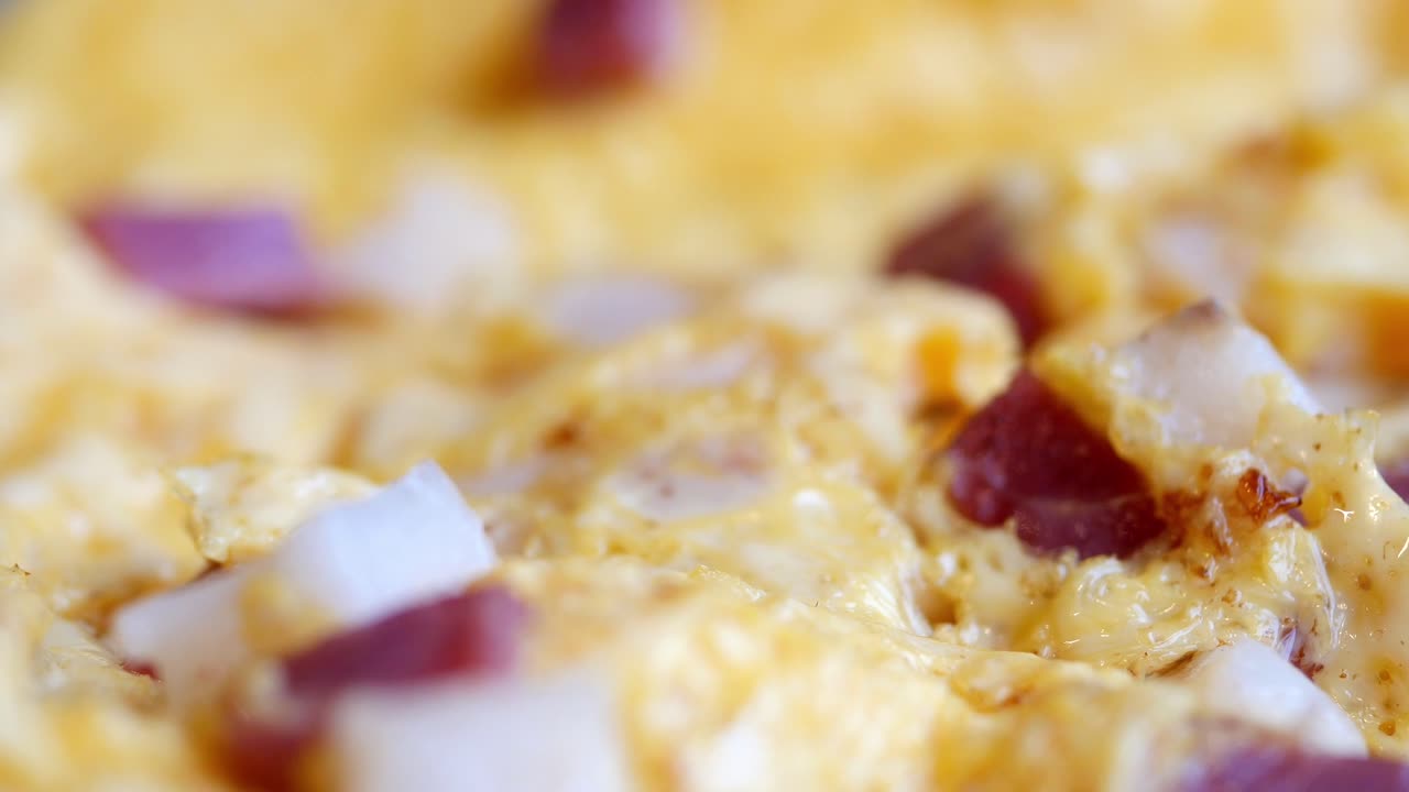 테이블 위에서 평범한 달 ⁇  오멜 ⁇ 을 먹고 있습니다.