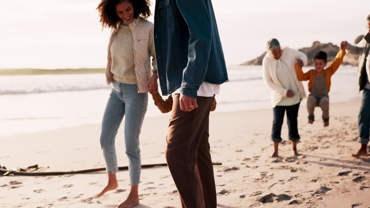 놀고, 해변과 큰 가족이 휴가 동안  ⁇ 고