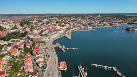 Pueblo-Costero-De-Lysekil,-Embarcadero-Y-Puerto-En-Un-Día-Soleado-En-Suecia