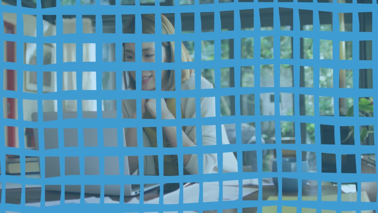 집에서 노트북으로 비디오 통화를 하는 아시아 여성에 대한 원활한 패턴으로 그리드 네트워크의 애니메이션