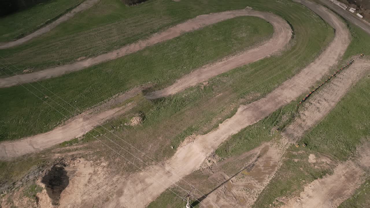 una foto aérea de una pista de motocross abandonada con muchas esquinas y rectas