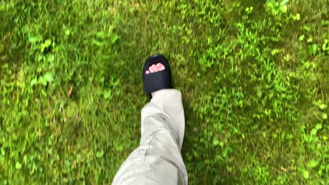 Flip-Flops-Laufen-Auf-Grünem-Gras