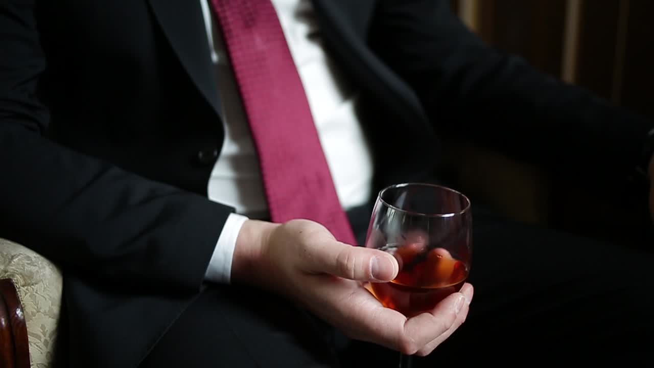 un hombre de negocios relajándose con vino.