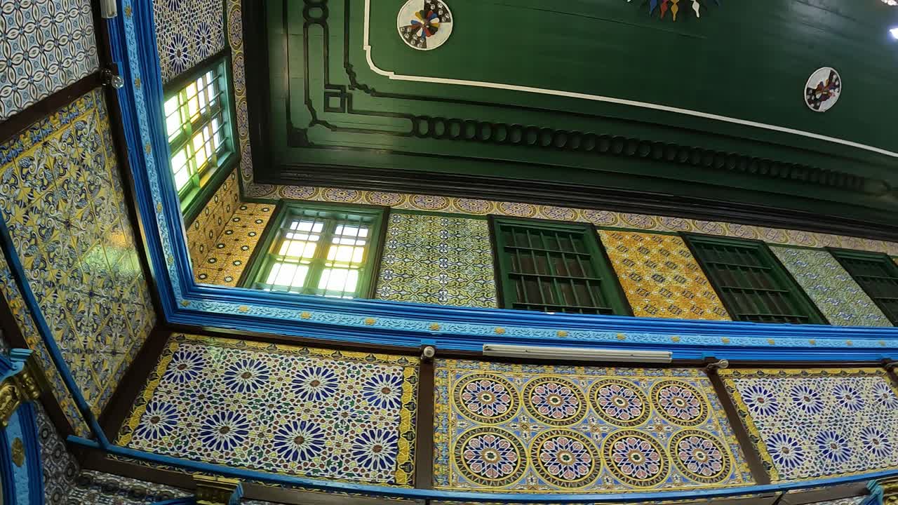 Vista circolare della sinagoga ebraica Djerba El Ghriba e mosaico all'interno, Tunisia