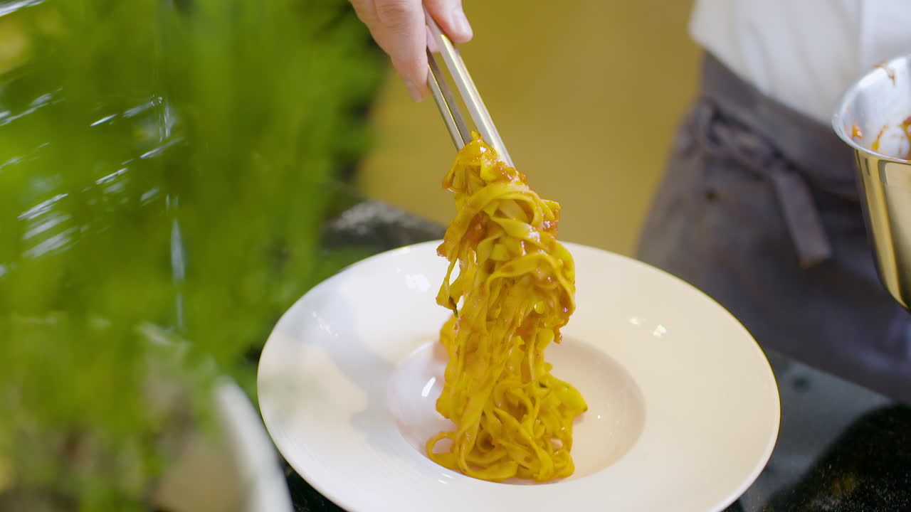 이탈리안 레스토랑 2에서 파스타 요리를 준비하는 요리사