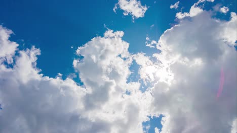 Offener-Himmel-Wolkenmasse-Baumwollwolken-Hintergrund-Blau-Im-Freien-Sich-Bewegender-Wolkenhaufen-Wirbelt-Nach-Oben