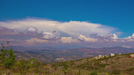 un disparo de lapso de tiempo de una cizalladura de viento en una montaña y nubes creando sombras en la tierra