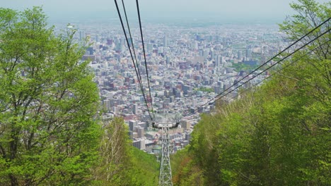 Sapporo-Skyline-Von-Der-Mount-Moiwa-Seilbahn-Tagsüber-In-Mount-Moiwa,-Hokkaido,-Japan