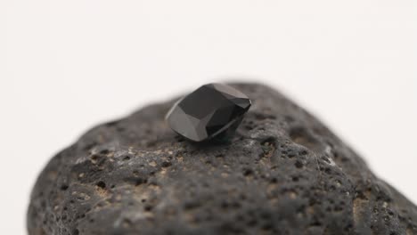diamante negro en piedra natural