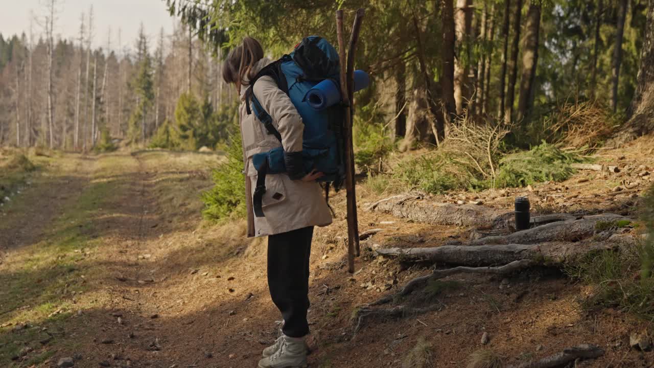 mujer caminando en el bosque