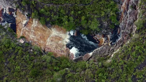 ojo de pájaro de avión no tripulado de arriba hacia abajo disparado por encima de un