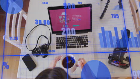 Animación-Del-Procesamiento-De-Datos-Digitales-Sobre-Una-Mujer-Caucásica-En-Una-Videollamada-Portátil