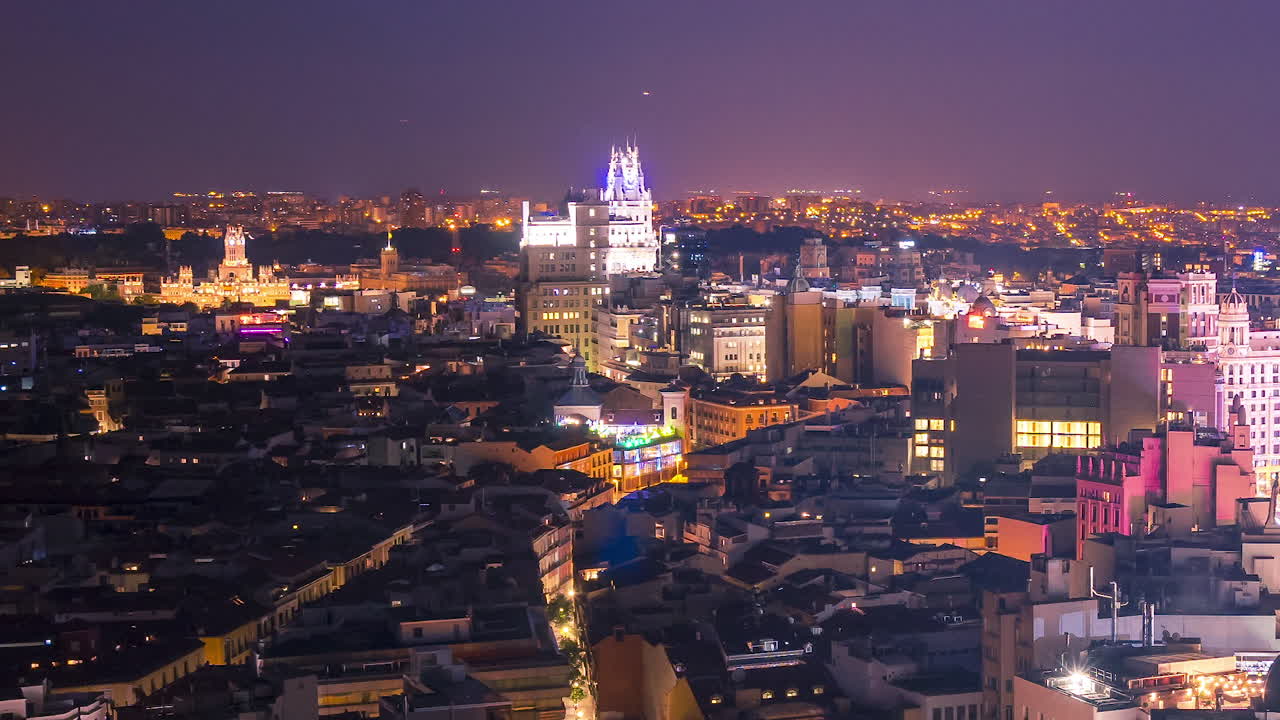 호텔 리우 플라자 에스파냐 꼭대기에서 밤에 그란 비아 데 마드리드의 타임랩스