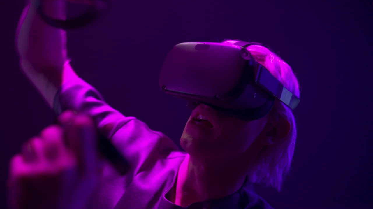 uomo spaventato che gioca a un videogioco con trackpad portatili. giovane che prova un gioco horror.