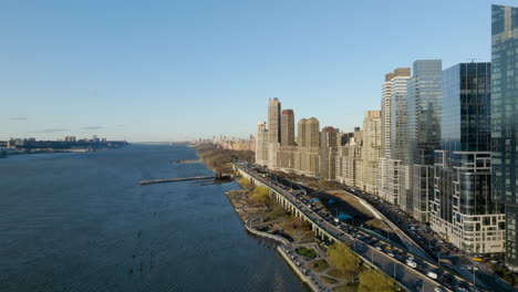 Día-Soleado-De-Primavera-En-La-Plaza-Lincoln,-Estados-Unidos,-Vista-Aérea-Volando-Paralelo-A-La-Autopista-Del-Lado-Oeste-De-Joe-Dimaggio,-Nueva-York