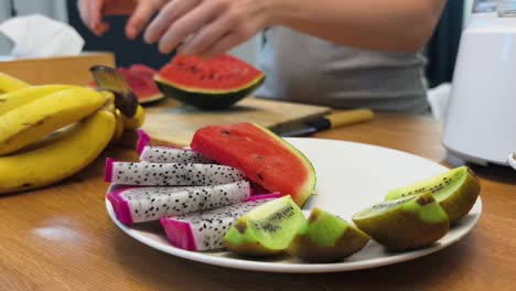preparación de ensalada de frutas frescas