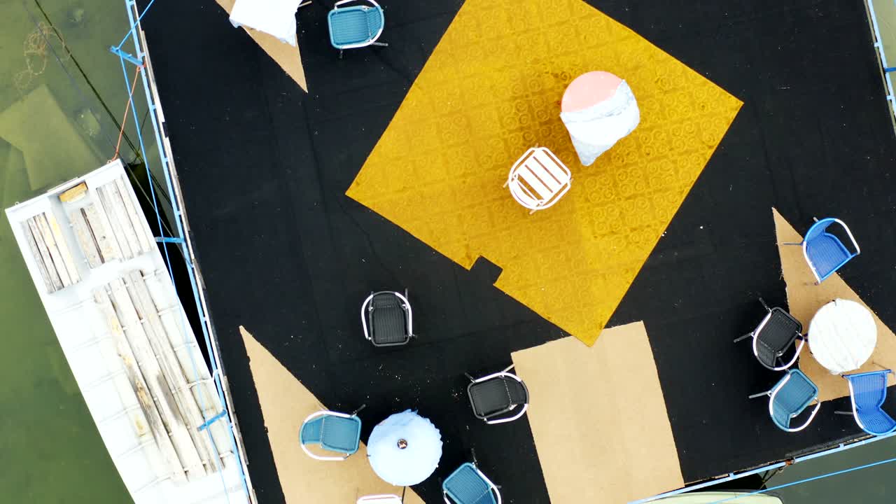 호수 연안의 도크에서 원형 움직임으로 비행