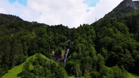 Toma-De-Grúa-Ascendente-Cinemática-Aérea-De-Diesbachfall-En-Glarus,-Suiza